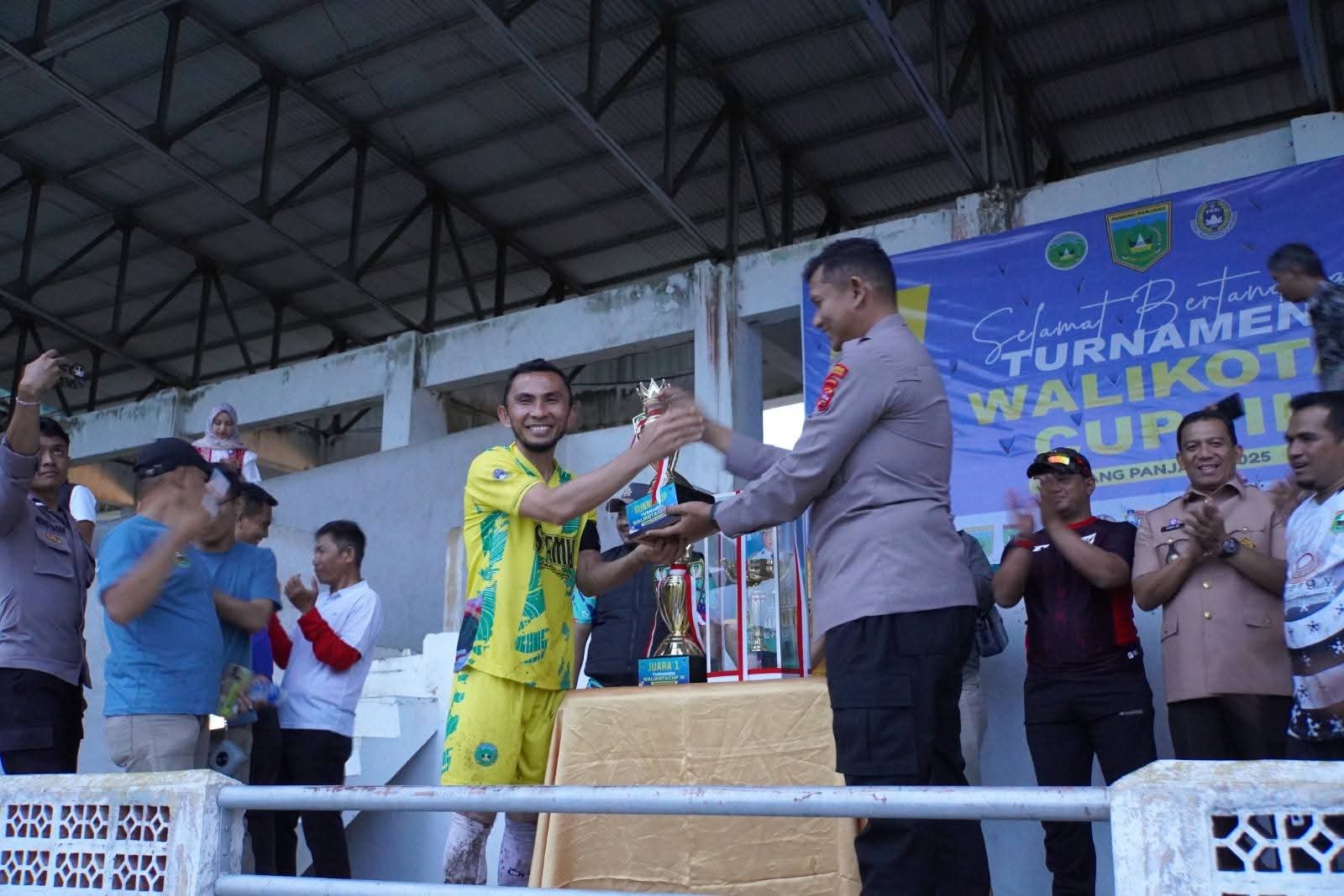Wawako Allex saat menerima trophi Runner up setelah dikalahkan PS Kabupaten Solok